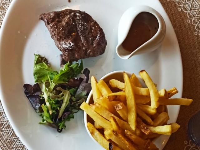 Pavé de rumsteck, frites maison et mesclun