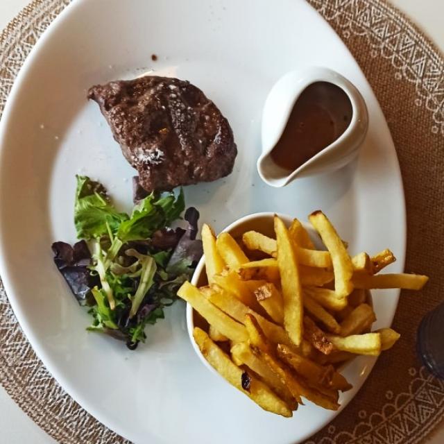 Pavé de rumsteck, frites maison et mesclun